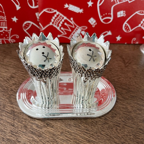 NIB SILEA SILVER SALT & PEPPER WITH UNDERTRAY - Picture 1 of 6
